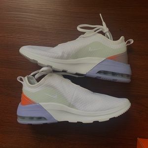 BRAND NEW NEVER WORN womens nike air max motion 2